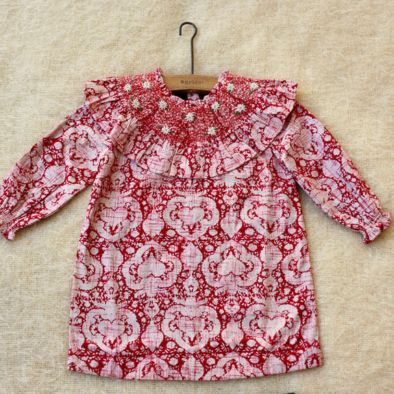 Tunic and its large cashmere printed smocked collar